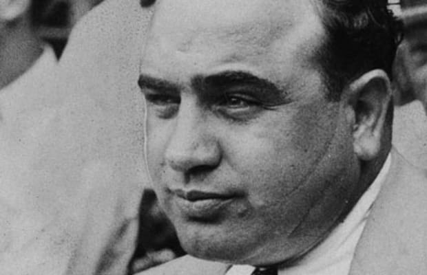 Una foto di Al Capone. Nel ritratto sono ben visibili le cicatrici che gli valsero il soprannome di Scarface. Le cicatrici risalgono ad un litigio con Frank Galluccio, nato da commenti di Capone verso la fidanzata di questi.